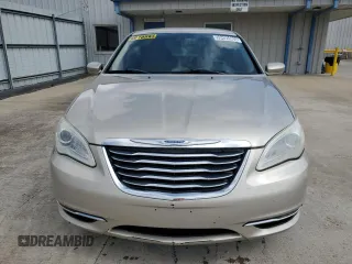 2014 Chrysler 200 Touring z VIN 1C3CCBBB6EN197723, wystawiony jako Copart lot #59495985 z przebiegiem 110 107 mil mil oraz Czysty tytuł • Clean title. Historia ofert i sprzedaży dostępna na DreamBid. Obrazek 5.