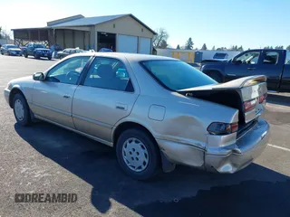 1998 Toyota Camry LE z VIN JT2BG22K3W0151088, wystawiony jako IAAI lot #41429977 z przebiegiem 435 394 mil mil oraz . Historia ofert i sprzedaży dostępna na DreamBid. Obrazek 3.