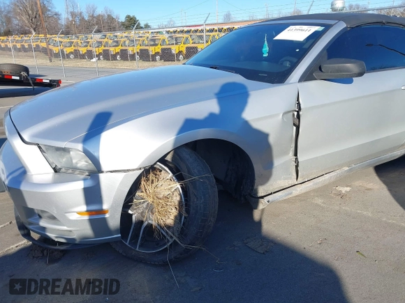 2014 Ford Mustang V6 с VIN 1ZVBP8EM8E5264833, выставлен на аукционе IAAI как лот 41399611 с пробегом 184 439 миль миль и . История ставок и продаж доступна на DreamBid. Изображение 6.