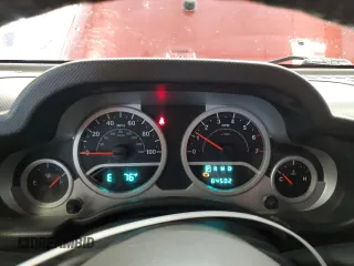 2008 Jeep Wrangler Unlimited Sahara z VIN 1J4GA59198L570409, wystawiony jako Copart lot #58853295 z przebiegiem 84 502 mil mil oraz Nie do naprawy • Non repairable. Historia ofert i sprzedaży dostępna na DreamBid. Obrazek 9.