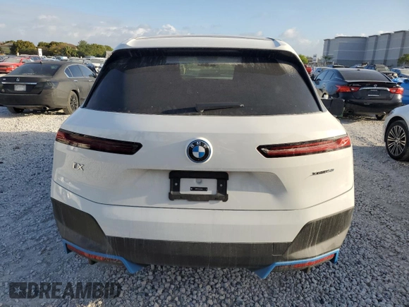2024 BMW iX xDrive50 z VIN WB523CF02RCS04556, wystawiony jako Copart lot #51800655 z przebiegiem 7 915 mil mil oraz Czysty tytuł • Clean title. Historia ofert i sprzedaży dostępna na DreamBid. Obrazek 6.