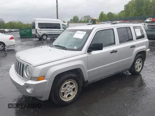 2007 Jeep Patriot Sport z VIN 1J8FF28W77D396064, wystawiony jako IAAI lot #42247274 z przebiegiem 128 455 mil mil oraz . Historia ofert i sprzedaży dostępna na DreamBid. Obrazek 2.