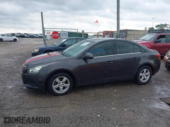 2014 Chevrolet Cruze 1LT z VIN 1G1PC5SBXE7336621, wystawiony jako IAAI lot #42290252 z przebiegiem 184 453 mil mil oraz . Historia ofert i sprzedaży dostępna na DreamBid. Obrazek 14.