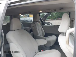 2012 Toyota Sienna LE AAS z VIN 5TDKK3DC7CS222416, wystawiony jako IAAI lot #42360994 z przebiegiem 241 498 mil mil oraz . Historia ofert i sprzedaży dostępna na DreamBid. Obrazek 8.