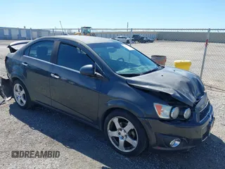 2015 Chevrolet Sonic LTZ z VIN 1G1JE5SB7F4103055, wystawiony jako IAAI lot #41829359 z przebiegiem 120 109 mil mil oraz . Historia ofert i sprzedaży dostępna na DreamBid. Obrazek 1.