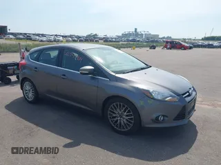 2014 Ford Focus Titanium z VIN 1FADP3N26EL453107, wystawiony jako IAAI lot #42745891 z przebiegiem 148 743 mil mil oraz . Historia ofert i sprzedaży dostępna na DreamBid. Obrazek 1.