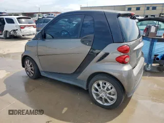 2013 Smart fortwo Pure z VIN WMEEJ3BA8DK684446, wystawiony jako Copart lot #63927965 z przebiegiem 94 604 mil mil oraz Czysty tytuł • Clean title. Historia ofert i sprzedaży dostępna na DreamBid. Obrazek 2.