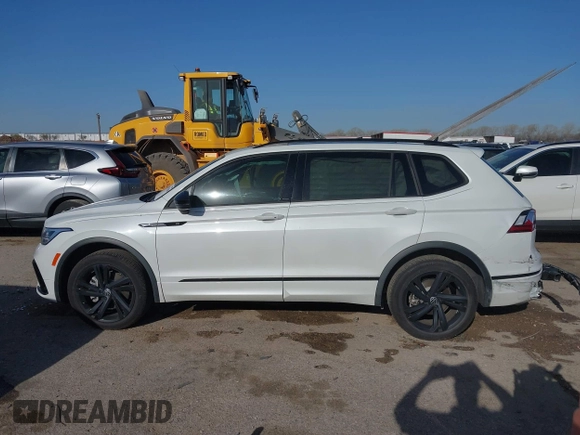 2024 Volkswagen Tiguan SE R-Line Black with VIN 3VVCB7AX0RM099863, listed as a IAAI auction lot 41851884 with 14,091 mi miles and . Bid and sale history available at DreamBid. Image 14.