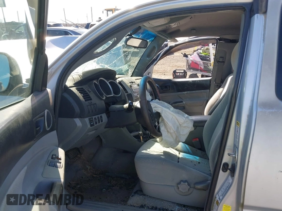 2010 Toyota Tacoma z VIN 5TETX4CNXAZ723380, wystawiony jako IAAI lot #41771322 z przebiegiem Nie podano mil oraz . Historia ofert i sprzedaży dostępna na DreamBid. Obrazek 5.