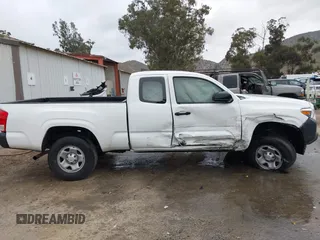 2017 Toyota Tacoma SR z VIN 5TFRX5GN5HX078049, wystawiony jako IAAI lot #42063533 z przebiegiem 256 585 mil mil oraz . Historia ofert i sprzedaży dostępna na DreamBid. Obrazek 13.