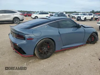 2024 Nissan Z Nismo z VIN JN1BZ4CH0RM360854, wystawiony jako Copart lot #83331374 z przebiegiem 24 237 mil mil oraz Szkoda całkowita • Salvage title. Historia ofert i sprzedaży dostępna na DreamBid. Obrazek 3.