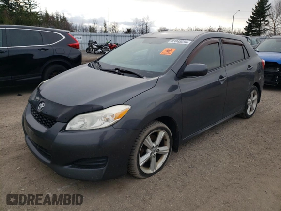 2009 Toyota Matrix S z VIN 2T1KE40E79C021007, wystawiony jako Copart lot #83045034 z przebiegiem Nie podano mil oraz Czysty tytuł • Clean title. Historia ofert i sprzedaży dostępna na DreamBid. Obrazek 1.