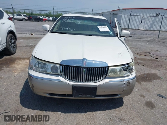 2002 Lincoln Town Car Signature z VIN 1LNHM82W72Y612350, wystawiony jako IAAI lot #42038177 z przebiegiem Nie podano mil oraz . Historia ofert i sprzedaży dostępna na DreamBid. Obrazek 12.