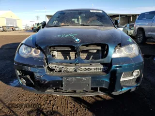 2013 BMW X6 xDrive35i z VIN 5UXFG2C5XDL786031, wystawiony jako Copart lot #42719395 z przebiegiem 95 920 mil mil oraz Szkoda całkowita • Salvage title. Historia ofert i sprzedaży dostępna na DreamBid. Obrazek 5.