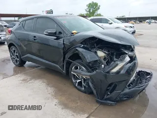 2020 Toyota C-HR LE z VIN JTNKHMBX1L1074377, wystawiony jako IAAI lot #42135672 z przebiegiem 88 846 mil mil oraz . Historia ofert i sprzedaży dostępna na DreamBid. Obrazek 1.