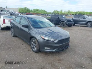 2018 Ford Focus SE z VIN 1FADP3FE5JL228583, wystawiony jako IAAI lot #42313614 z przebiegiem 84 240 mil mil oraz . Historia ofert i sprzedaży dostępna na DreamBid. Obrazek 1.