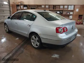 2008 Volkswagen Passat Sedan Komfort with VIN WVWAK73CX8E009882, listed as a IAAI auction lot 41724462 with NaN miles. Bid and sale history available at carsss.com. Image 3.