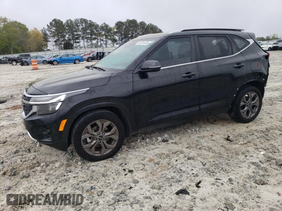 2024 Kia Seltos S z VIN KNDEU2AA0R7551238, wystawiony jako Copart lot #50701335 z przebiegiem 19 498 mil mil oraz Szkoda całkowita • Salvage title. Historia ofert i sprzedaży dostępna na DreamBid. Obrazek 1.