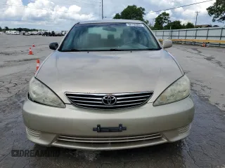 2005 Toyota Camry STD z VIN 4T1BE32K75U087837, wystawiony jako Copart lot #56735965 z przebiegiem 231 694 mil mil oraz Szkoda całkowita • Salvage title. Historia ofert i sprzedaży dostępna na DreamBid. Obrazek 5.