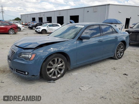 2014 Chrysler 300 S z VIN 2C3CCABG9EH276480, wystawiony jako Copart lot #55937975 z przebiegiem 98 129 mil mil oraz Czysty tytuł • Clean title. Historia ofert i sprzedaży dostępna na DreamBid. Obrazek 1.