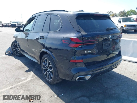 2025 BMW X5 xDrive40i z VIN 5UX23EU04S9X08790, wystawiony jako IAAI lot #42261810 z przebiegiem 7 051 mil mil oraz . Historia ofert i sprzedaży dostępna na DreamBid. Obrazek 3.