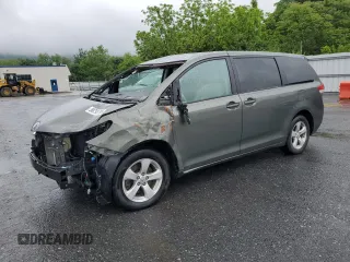 2012 Toyota Sienna z VIN 5TDKA3DC3CS013645, wystawiony jako Copart lot #58793795 z przebiegiem 93 735 mil mil oraz Szkoda całkowita • Salvage title. Historia ofert i sprzedaży dostępna na DreamBid. Obrazek 1.