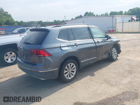 2018 Volkswagen Tiguan SEL z VIN 3VV3B7AX1JM045203, wystawiony jako IAAI lot #42572229 z przebiegiem 104 873 mil mil oraz . Historia ofert i sprzedaży dostępna na DreamBid. Obrazek 4.