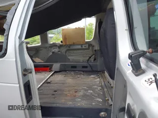 2008 Ford Econoline Passenger XL z VIN 1FBNE31LX8DA94009, wystawiony jako IAAI lot #42360766 z przebiegiem 154 504 mil mil oraz . Historia ofert i sprzedaży dostępna na DreamBid. Obrazek 8.