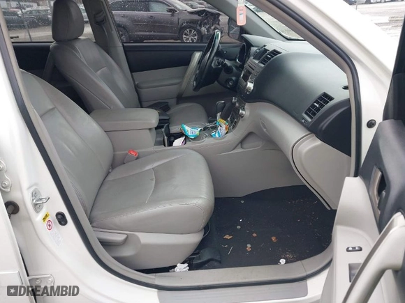 2011 Toyota Highlander with VIN 5TDZK3EHXBS048607, listed as a IAAI auction lot 41180677 with 211,295 mi miles. Bid and sale history available at carsss.com. Image 5.
