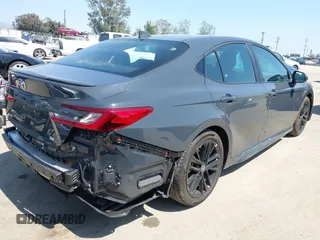 2025 Toyota Camry LE z VIN 4T1DAACK7SU531768, wystawiony jako IAAI lot #42187559 z przebiegiem 26 348 mil mil oraz . Historia ofert i sprzedaży dostępna na DreamBid. Obrazek 4.