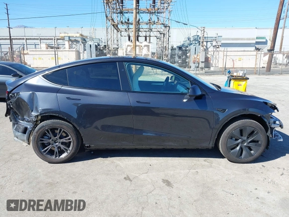 2025 Tesla Model Y Long Range z VIN 7SAYGDED0SF314885, wystawiony jako IAAI lot #41871384 z przebiegiem 1 795 mil mil oraz . Historia ofert i sprzedaży dostępna na DreamBid. Obrazek 14.