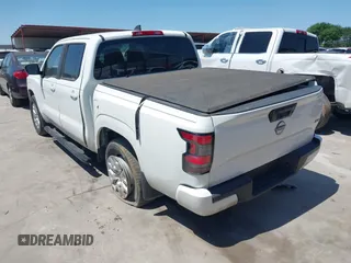 2022 Nissan Frontier SV z VIN 1N6ED1EJ8NN650378, wystawiony jako IAAI lot #39310357 z przebiegiem 45 898 mil mil oraz . Historia ofert i sprzedaży dostępna na DreamBid. Obrazek 3.