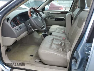 2007 Lincoln Town Car Signature Limited z VIN 1LNHM82W37Y623899, wystawiony jako Copart lot #57691315 z przebiegiem 181 687 mil mil oraz Szkoda całkowita • Salvage title. Historia ofert i sprzedaży dostępna na DreamBid. Obrazek 7.