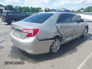2014 Toyota Camry SE z VIN 4T1BK1FK6EU551126, wystawiony jako IAAI lot #42192663 z przebiegiem 178 875 mil mil oraz . Historia ofert i sprzedaży dostępna na DreamBid. Obrazek 4.