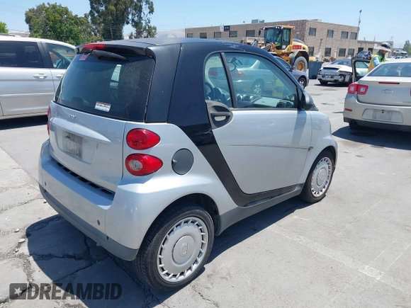 2009 Smart fortwo Pure z VIN WMEEJ31X59K325939, wystawiony jako IAAI lot #42415205 z przebiegiem 89 968 mil mil oraz . Historia ofert i sprzedaży dostępna na DreamBid. Obrazek 4.