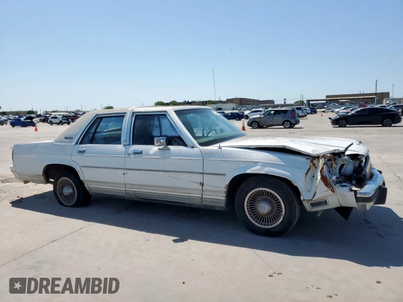 1991 Ford Crown Victoria z VIN 2FACP74FXMX135645, wystawiony jako Copart lot #52527135 z przebiegiem 79 667 mil mil oraz Czysty tytuł • Clean title. Historia ofert i sprzedaży dostępna na DreamBid. Obrazek 4.