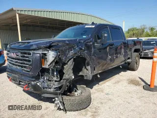 2024 GMC Sierra 2500HD AT4 z VIN 1GT49PEY5RF228522, wystawiony jako Copart lot #49293215 z przebiegiem 9 357 mil mil oraz Czysty tytuł • Clean title. Historia ofert i sprzedaży dostępna na DreamBid. Obrazek 1.
