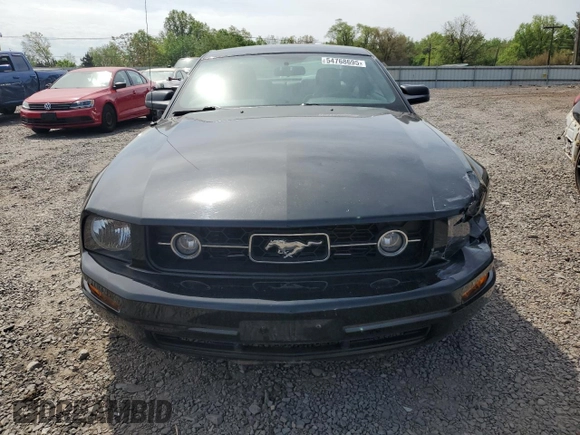 2008 Ford Mustang Deluxe z VIN 1ZVHT80N085132479, wystawiony jako Copart lot #54768695 z przebiegiem 42 404 mil mil oraz Szkoda całkowita • Salvage title. Historia ofert i sprzedaży dostępna na DreamBid. Obrazek 5.