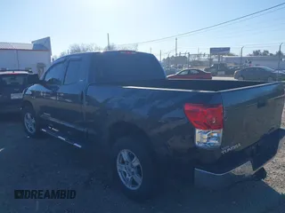2013 Toyota Tundra z VIN 5TFRM5F18DX062669, wystawiony jako IAAI lot #41492200 z przebiegiem 100 531 mil mil oraz . Historia ofert i sprzedaży dostępna na DreamBid. Obrazek 3.