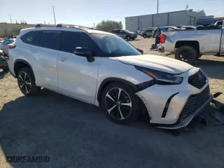 2022 Toyota Highlander XSE with VIN 5TDJZRAH8NS099982, listed as a Copart auction lot 79723234 with 42,992 mi miles and Salvage Title. Bid and sale history available at carsss.com. Image 4.