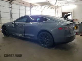 2013 Tesla Model S z VIN 5YJSA1DN0DFP26935, wystawiony jako Copart lot #45081995 z przebiegiem 120 048 mil mil oraz Szkoda całkowita • Salvage title. Historia ofert i sprzedaży dostępna na DreamBid. Obrazek 2.