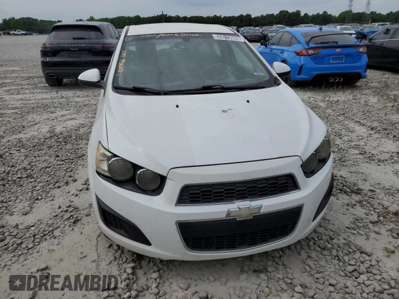 2016 Chevrolet Sonic LS z VIN 1G1JA6SH7G4175526, wystawiony jako Copart lot #55615685 z przebiegiem 178 691 mil mil oraz Czysty tytuł • Clean title. Historia ofert i sprzedaży dostępna na DreamBid. Obrazek 5.