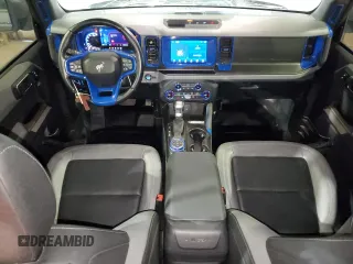 2021 Ford Bronco z VIN 1FMEE5DHXMLA92853, wystawiony jako Copart lot #51822135 z przebiegiem 34 894 mil mil oraz Szkoda całkowita • Salvage title. Historia ofert i sprzedaży dostępna na DreamBid. Obrazek 8.