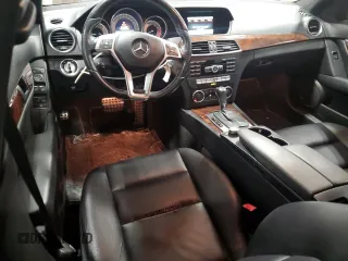 2013 Mercedes-Benz C 300 Sport z VIN WDDGF8AB1DR259700, wystawiony jako Copart lot #57857905 z przebiegiem 127 083 mil mil oraz Czysty tytuł • Clean title. Historia ofert i sprzedaży dostępna na DreamBid. Obrazek 8.