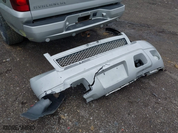2011 Chevrolet Avalanche LT with VIN 3GNTKFE39BG212642, listed as a IAAI auction lot 41951335 with 221,950 mi miles. Bid and sale history available at carsss.com. Image 12.