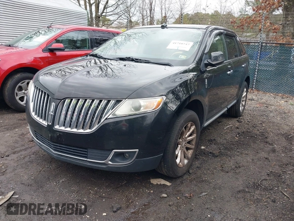 2011 Lincoln MKX with VIN 2LMDJ8JKXBBJ31869, listed as a IAAI auction lot 41710747 with 191,698 mi miles. Bid and sale history available at carsss.com. Image 2.