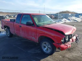 1998 Chevrolet S-10 LS with VIN 1GCCS1940W8216444, listed as a IAAI auction lot 41646371 with 141,743 mi miles. Bid and sale history available at carsss.com. Image 1.