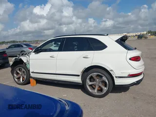 2022 Bentley Bentayga V8 z VIN SJAAM2ZV2NC013035, wystawiony jako IAAI lot #41487773 z przebiegiem 35 500 mil mil oraz . Historia ofert i sprzedaży dostępna na DreamBid. Obrazek 14.