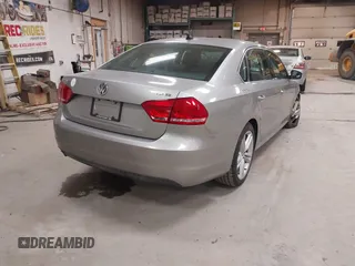 2014 Volkswagen Passat SE z VIN 1VWBT7A31EC102802, wystawiony jako IAAI lot #41344543 z przebiegiem 106 758 mil mil oraz . Historia ofert i sprzedaży dostępna na DreamBid. Obrazek 4.