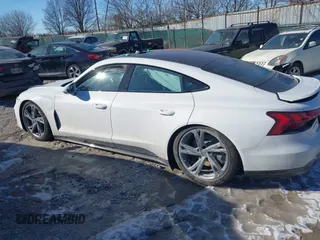 2024 Audi e-tron GT Premium Plus z VIN WAUFJBFW6R7004635, wystawiony jako IAAI lot #41409251 z przebiegiem 7718 mil mil oraz . Historia ofert i sprzedaży dostępna na DreamBid. Obrazek 14.